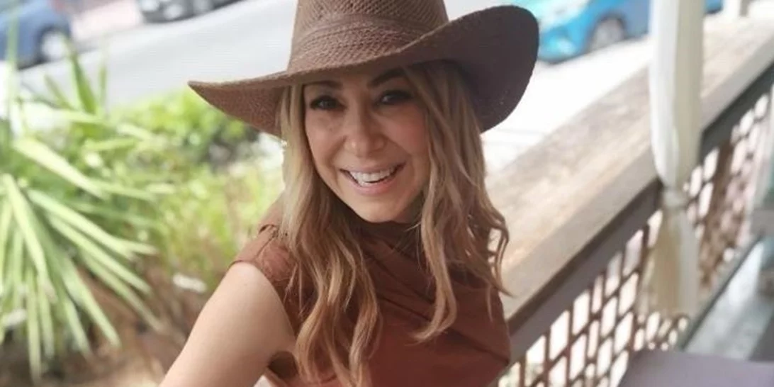 Η Μελίνα Ασλανίδου με τζιν σορτς, ugly shoes και μαγιό "Baywatch"