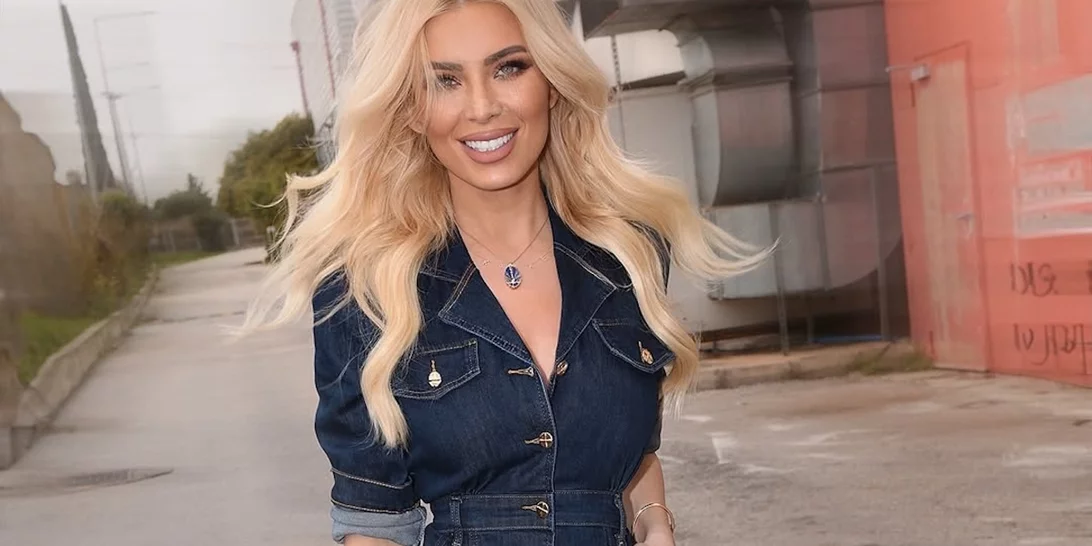 Τι να βάλω στο γραφείο; Η Κατερίνα Καινούργιου σου δίνει την τέλεια ιδέα με τη μίντι φούστα από τη Massimo Dutti