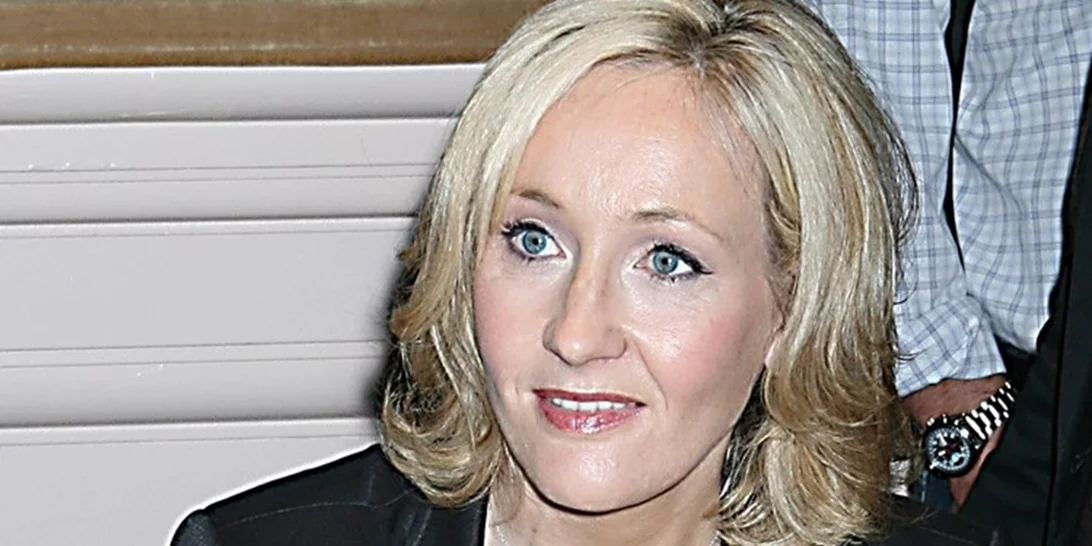 Η εξομολόγηση της J. K. Rowling για τον βίαιο σύζυγό της | "Μου έκρυβε τα χειρόγραφα του Χάρι Πότερ και απειλούσε να τα κάψει για να μην τον εγκαταλείψω"