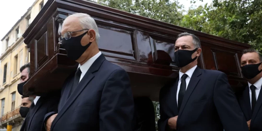 Το ύστατο "χαίρε" στον Μίκη Θεοδωράκη: Με χειροκροτήματα και φωνάζοντας "αθάνατος" το τελευταίο αντίο [Εικόνες]