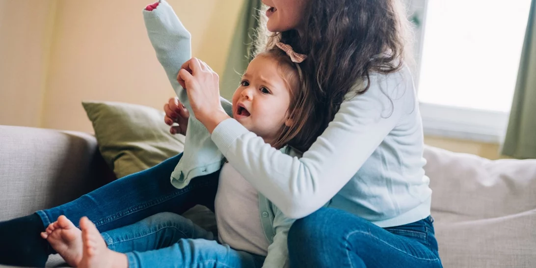 Πώς θα μάθω στο παιδί να βάζει τη ζακέτα του; Το Μοντεσσοριανό κόλπο που διευκολύνει τα νηπιάκια μας