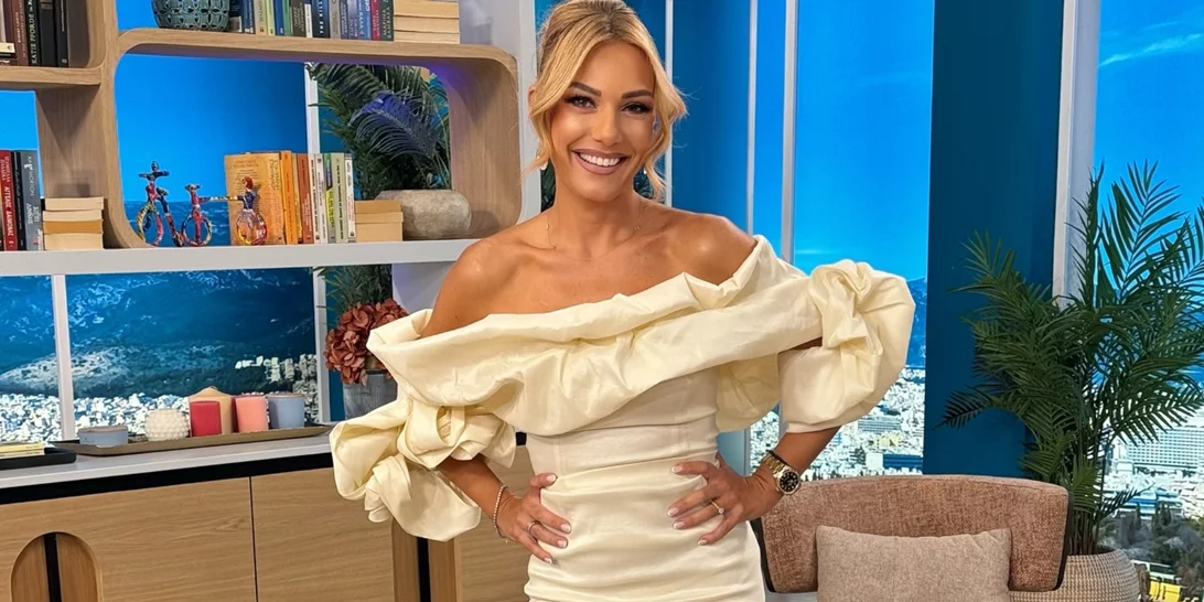 Η Τίνα Μεσσαροπούλου ήταν καλεσμένη σε γάμο | Το ασημί metallic φόρεμα αναδεικνύει τη σιλουέτα της