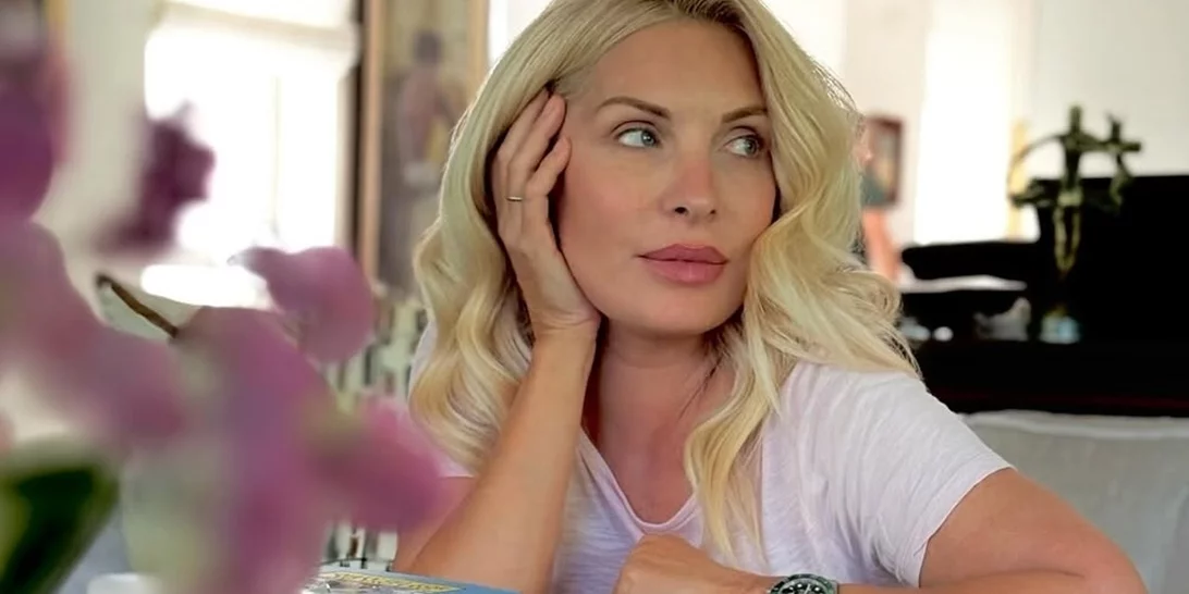 Όπως δεν την έχουμε ξαναδεί | Η Ελένη Μενεγάκη με τις πιτζάμες της στο σαλόνι του σπιτιού της