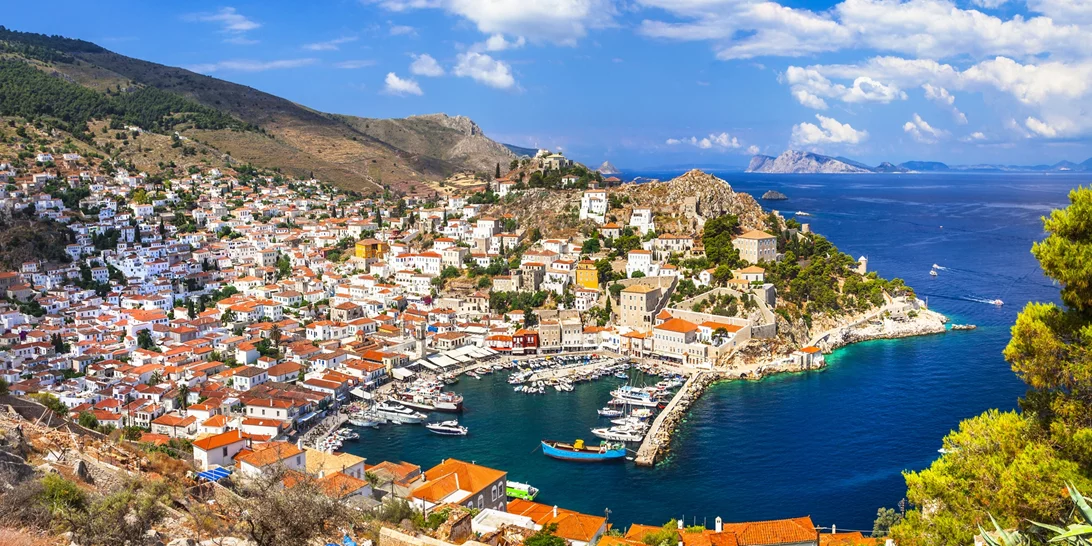 "Το ελληνικό νησί που είναι πιο όμορφο από την Σαντορίνη" | Αυτό είναι το νησί που αποθεώνει ο βρετανικός τύπος