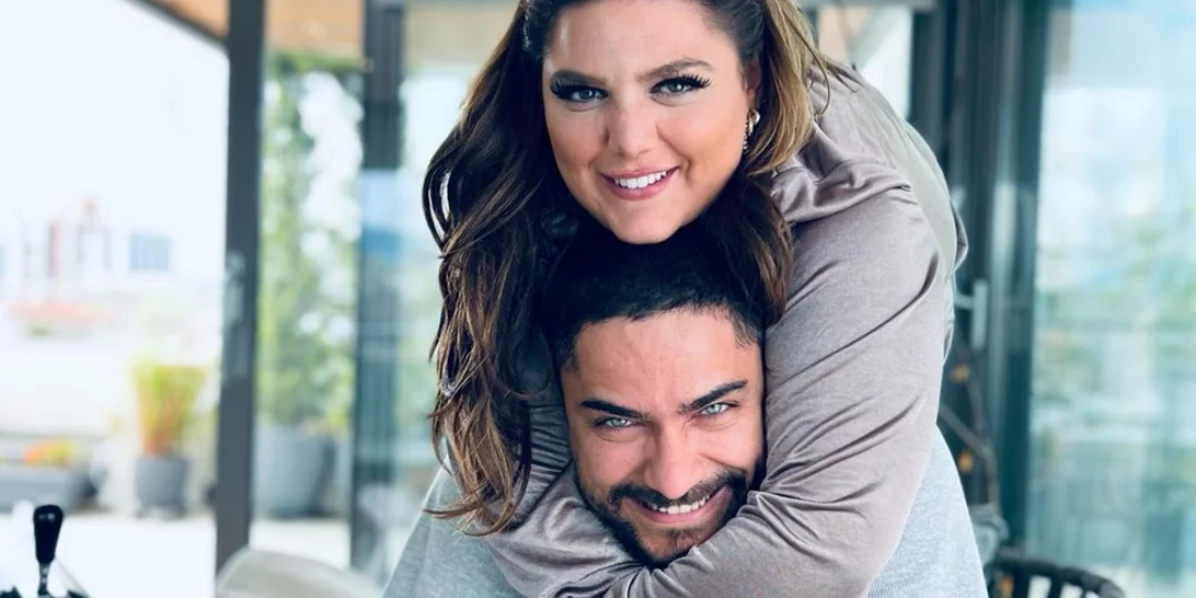 Ο Τίμος Ζαχαράτος απαντά | Τελικά είναι ζευγάρι με τη Δανάη Μπάρκα;