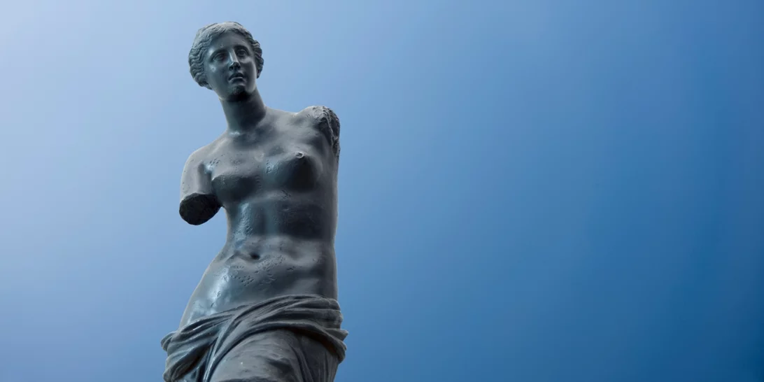 Αφροδίτη της Μήλου | Η πολύμηνη "Οδύσσεια" της θεάς στο υγρό αμπάρι ενός πλοίου και ο δραματικός ακρωτηριασμός της πριν καταλήξει στο Λούβρο