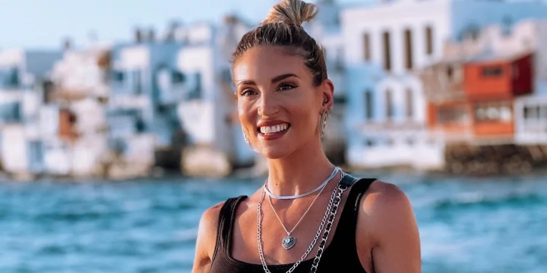 Η Αθηνά Οικονομάκου φωτογραφίζει τον Φίλιππο Μιχόπουλο και τον γιο τους, Μάξιμο στην παραλία στο πιο #familygoals στιγμιότυπο