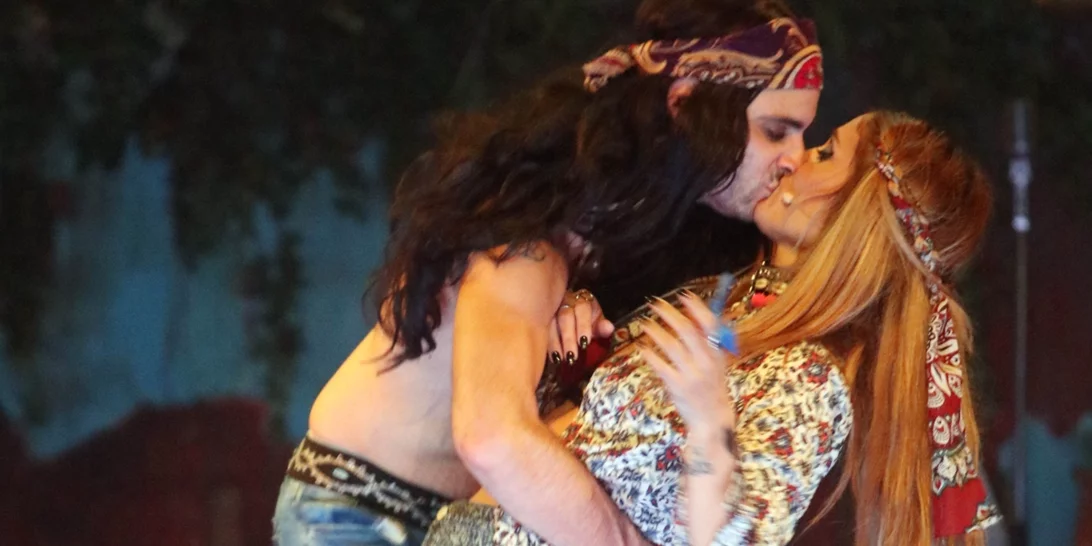 Μαίρη Συνατσάκη - Ίαν Στρατής | Το καυτό φιλί on stage στην πρεμιέρα της παράστασής τους