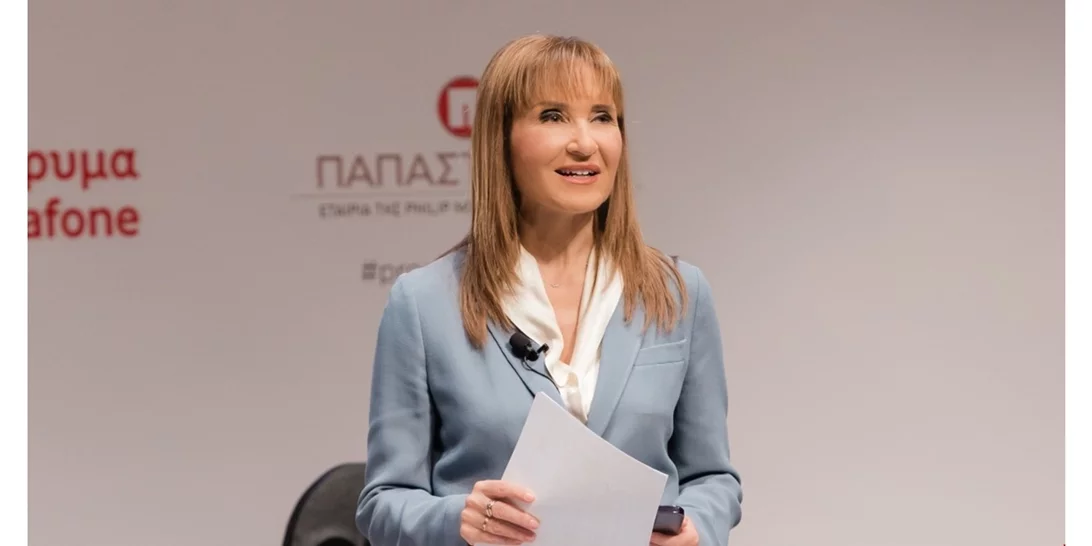 Η casual chic εμφάνιση της Μάρας Ζαχαρέα με λευκό παντελόνι και sneakers