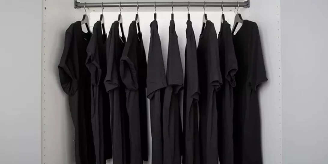 To απόλυτο hack για να διατηρήσεις "ζωντανά" τα μαύρα ρούχα σου