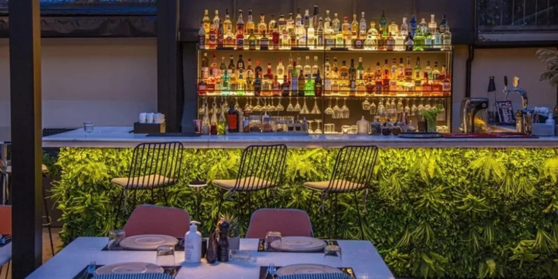 Λένε πως στη Νέα Ερυθραία υπάρχει μία από τις ομορφότερες αυλές των ΒΠ