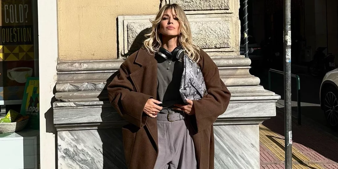 Βαρέθηκες το μαύρο παλτό; Η Βάσια Κωσταρά προτείνει το πανωφόρι που ταιριάζει με τα πάντα