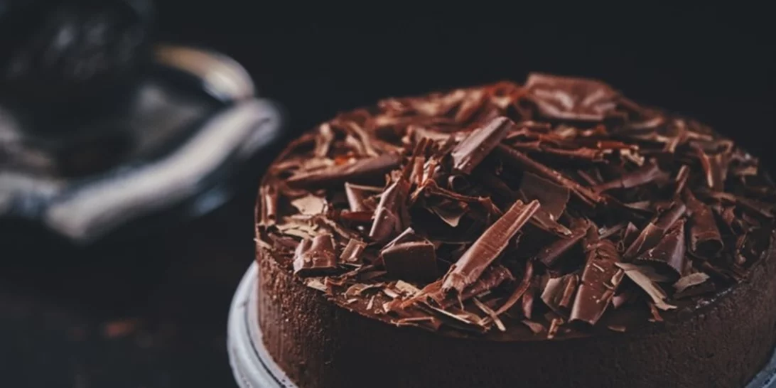 Συνταγή για πανεύκολη και ζουμερή σοκολατόπιτα χωρίς αυγά και βούτυρο