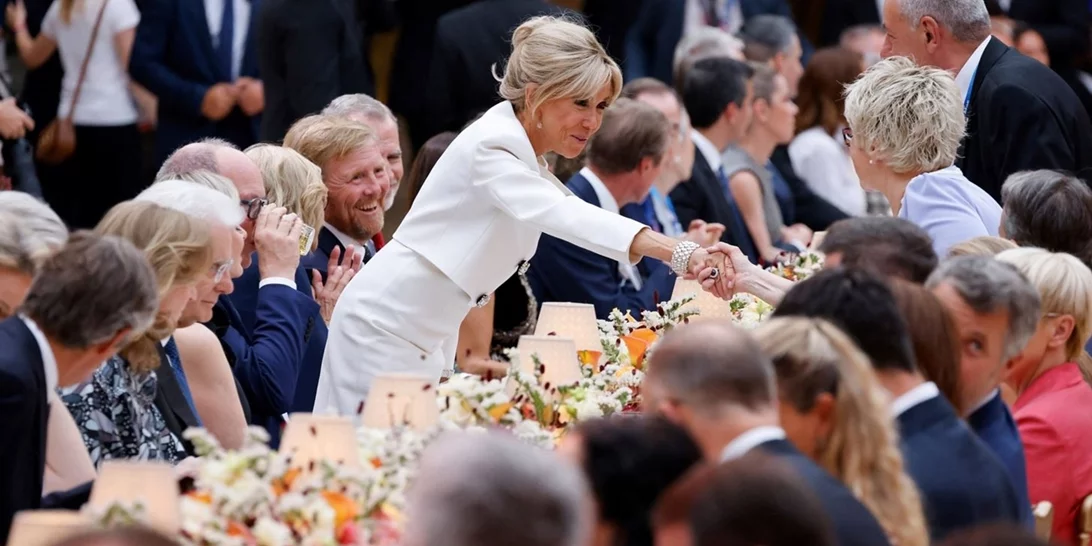 Ολυμπιακοί Αγώνες 2024 | Οι επίσημοι καλεσμένοι και οι λεπτομέρειες του εντυπωσιακού δείπνου που παρέθεσε ο Emmanuel Macron στο Λούβρο