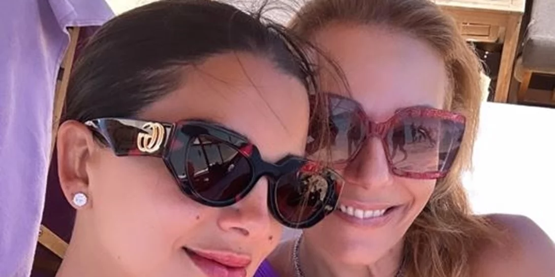 Τίνα Μεσσαροπούλου | Στην παραλία με μωβ μπικίνι και την κολλητή της, Σταματίνα Τσιμτσιλή