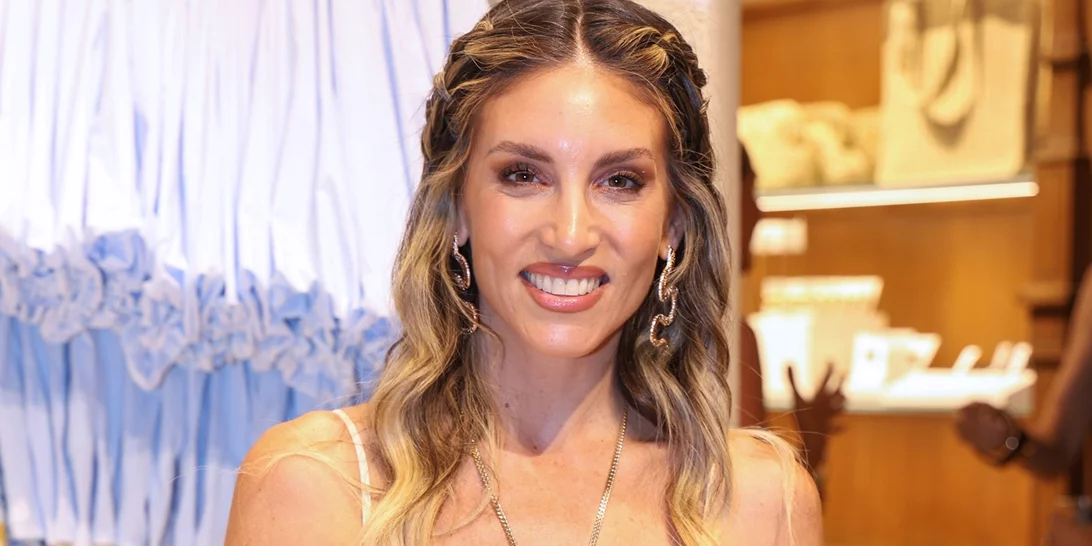 Το πρωτότυπο χτένισμα της Αθηνάς Οικονομάκου είναι ό,τι πρέπει αν είσαι καλεσμένη σε βάφτιση