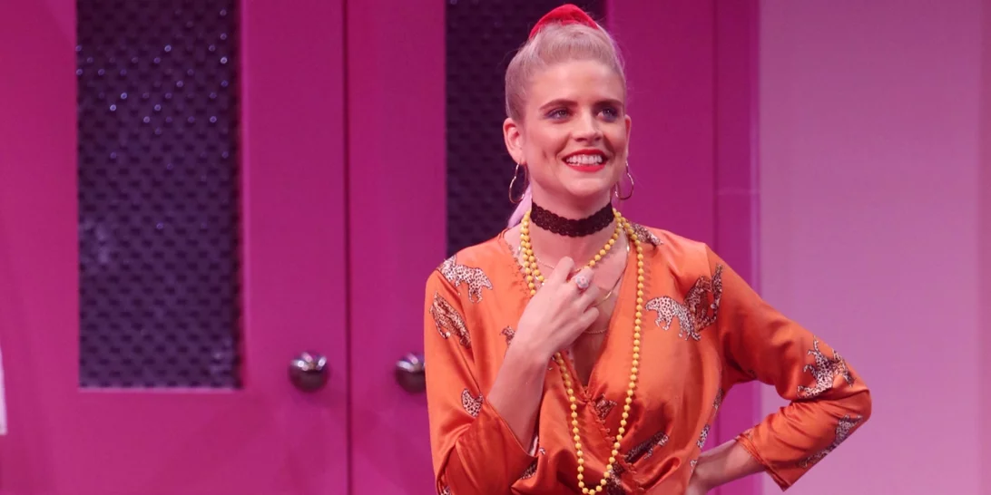 Δανάη Μιχαλάκη | Η σφιχτή αγκαλιά με τον πατέρα της στην πρεμιέρα της θεατρικής παράστασης της