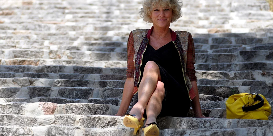 Η Ολλανδή δημοσιογράφος φεύγει...για να μείνει Ελλάδα | Η επίθεση που την φόβισε και το tweet για τον πρωθυπουργό