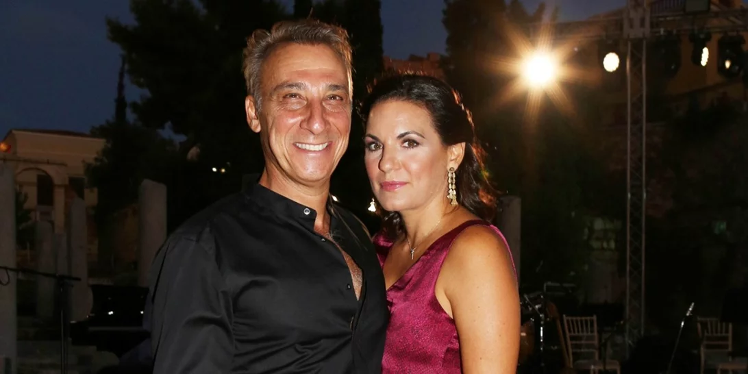 Πώς θα φορέσεις ένα κοστούμι σε καλοκαιρινή βραδινή έξοδο | Το look της Όλγας Κεφαλογιάννη χαρίζει έμπνευση