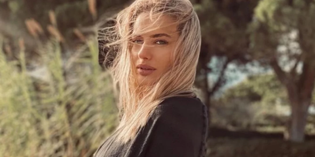 Ντόρα Μακρυγιάννη | Υιοθέτησε το honey blond που γράφει (τέλεια) στον φακό