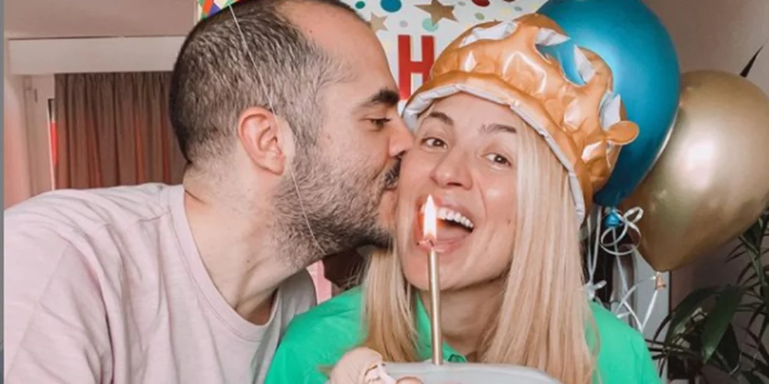 Μαρία Ηλιάκη | Φωτογραφίζει τον Στέλιο Μανουσάκη με τη νεογέννητη κόρη τους