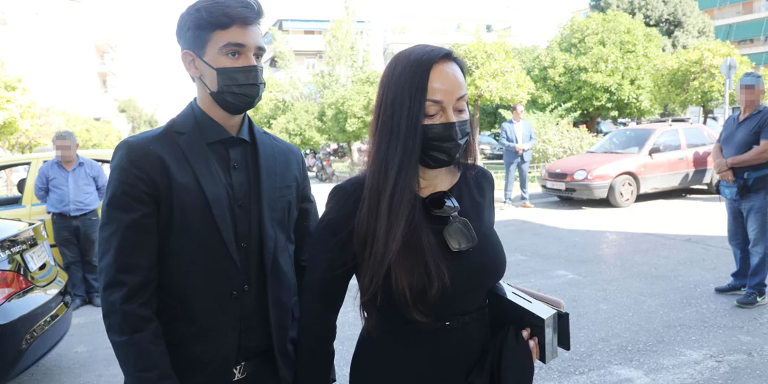 Κηδεία Τσοχατζόπουλου | Συντετριμμένη η Βίκυ Σταμάτη - Λίγοι συγγενείς και φίλοι στο τελευταίο αντίο