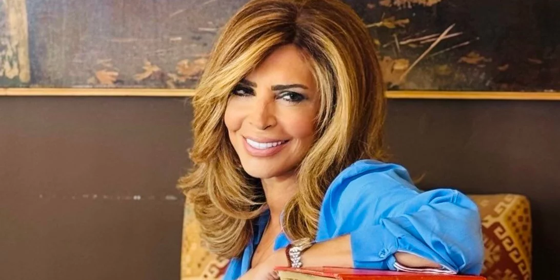 Η Μιμή Ντενίση με μαύρο πουκάμισο με παγιέτες και μπροκάρ παντελόνι στην εβδομάδα μόδας της Αθήνας