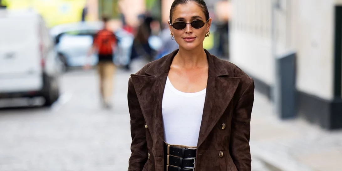 Τα μοντέρνα φθινοπωρινά looks που θα σε πείσουν να επενδύσεις σε ένα suede πανωφόρι