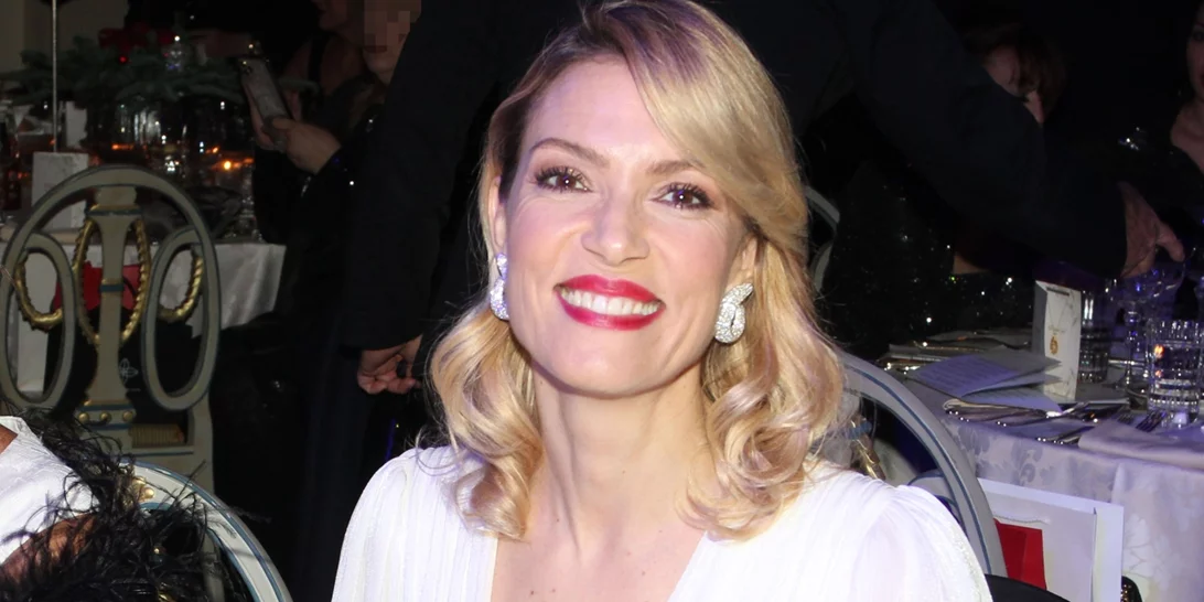 Βίκυ Καγιά | Το θηλυκό total black σύνολο και το εξώπλατο φόρεμα στο κόκκινο χαλί του Φεστιβάλ Βενετίας