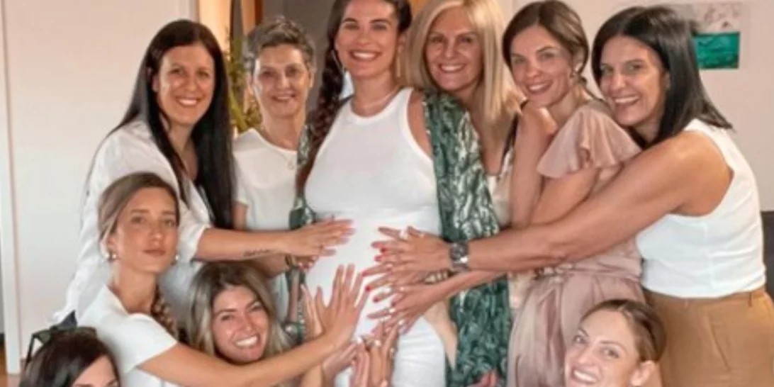 Χριστίνα Μπόμπα | Baby shower - έκπληξη λίγο πριν γεννήσει (pics,vid)