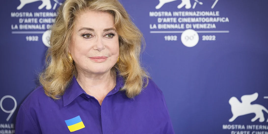 H Catherine Deneuve με τον Θοδωρή Αθερίδη και τον Αντώνη Καφετζόπουλο σε ένα σπάνιο "χολιγουντιανό" κλικ