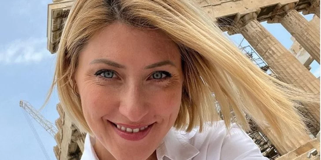 Σία Κοσιώνη | Βραδινή βόλτα κάτω από την Ακρόπολη