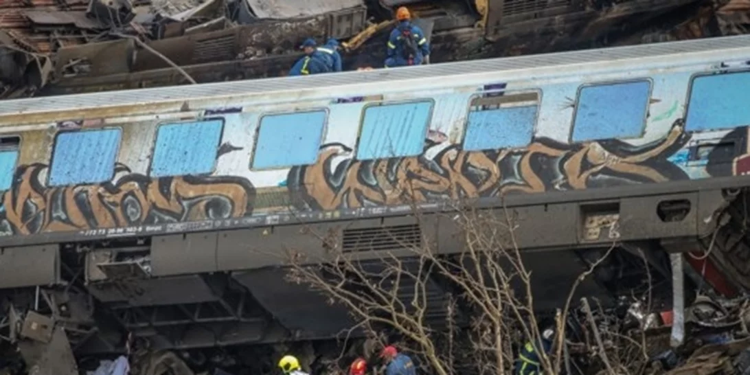Σύγκρουση τρένων στα Τέμπη | 36 νεκροί - 66 τραυματίες, οι έξι σε ΜΕΘ - Χτενίζουν τα τρία πρώτα βαγόνια [εικόνες]