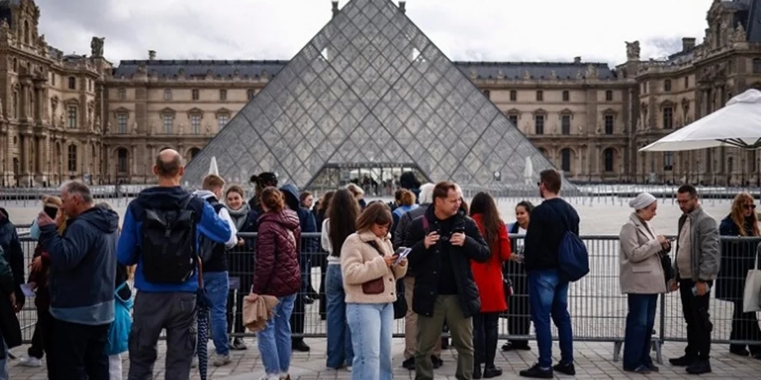 Γαλλία | Πέντε νέοι ύποπτοι συνελήφθησαν για την κλοπή στο Λούβρο, σύμφωνα με γαλλικό ραδιοσταθμό