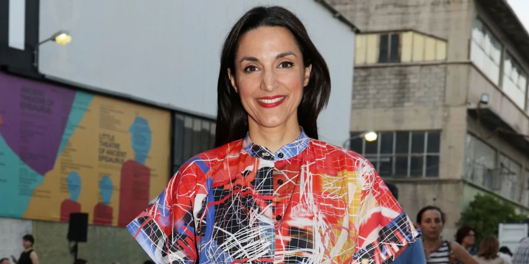 Πώς θα ντυθείς κομψά στις συναυλίες του καλοκαιριού; Η Κατερίνα Ευαγγελάτου προτείνει δύο looks