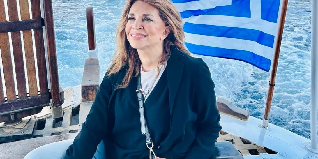 Για ψώνια στον Θεολόγο η Μιμή Ντενίση | Το safari outfit που επέλεξε