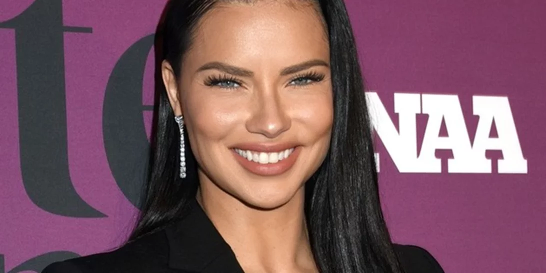 Η εγκυμονούσα Αdriana Lima περπατά στην πασαρέλα δείχνοντας με θάρρος την κοιλιά της