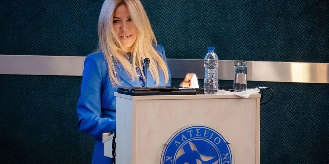 Μαριάννα Λάτση | H chic εμφάνιση με μπλε κοστούμι και sneakers σε σημαντική εκδήλωση