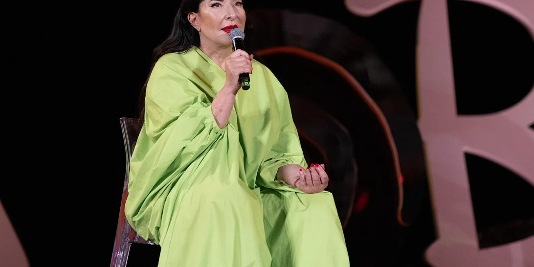 Μαρίνα Αμπράμοβιτς: Συγκλόνισε το Φεστιβάλ Glastonbury -με τα 7' σιγής- φορώντας ένα ένδυμα στο σχήμα της Ειρήνης