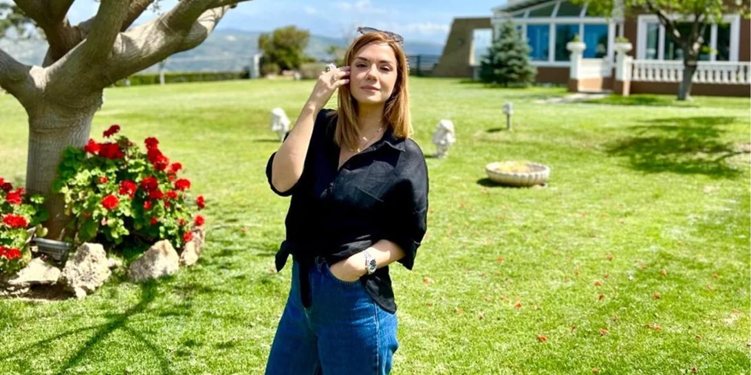 Η Βάσω Λασκαράκη φόρεσε ένα ροζ παντελόνι με τον αλάνθαστο τρόπο | Η safe στιλιστική συμβουλή που προτείνει