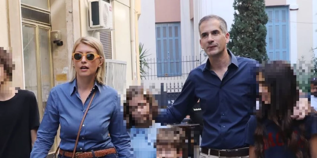 Κώστας Μπακογιάννης & Σία Κοσιώνη | Οικογενειακώς στην κάλπη - Το chic σύνολο της δημοσιογράφου