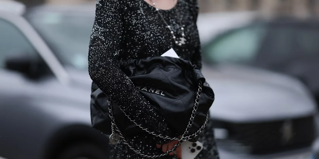 Αυτό το οικονομικό little black dress από τη Stradivarius θα ορίσει τις εμφανίσεις σου αυτά τα Χριστούγεννα