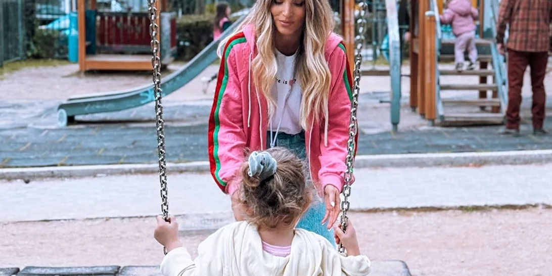 "Σαν μικρό παιδί" | Η Αθηνά Οικονομάκου στις κούνιες με τον Μάξιμο και τη Σιέννα