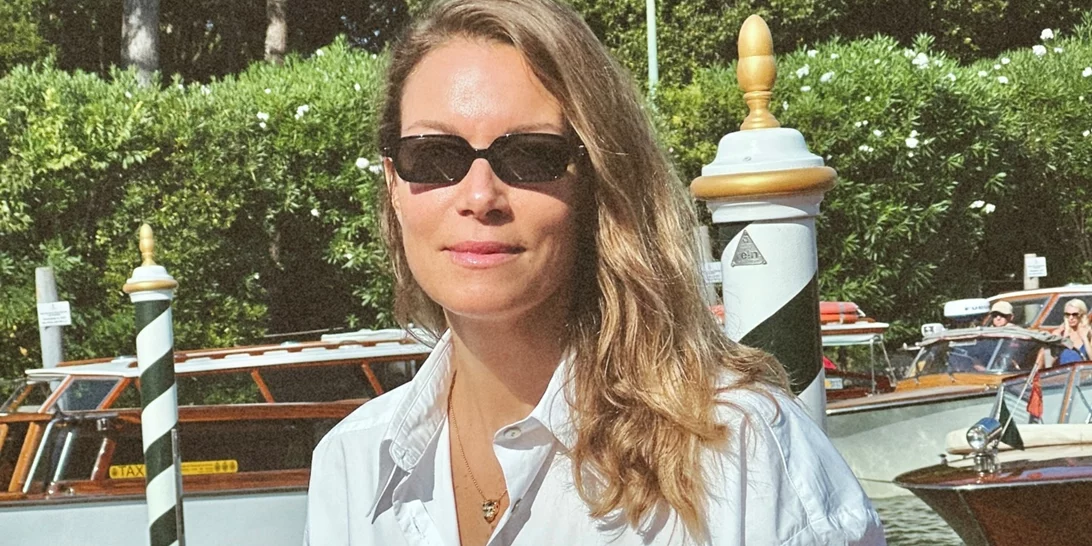 Σαν star του cimena | Η Βίκυ Καγιά περπάτησε στο κόκκινο χαλί του Φεστιβάλ Βενετίας με glam μαύρη ολόσωμη φόρμα