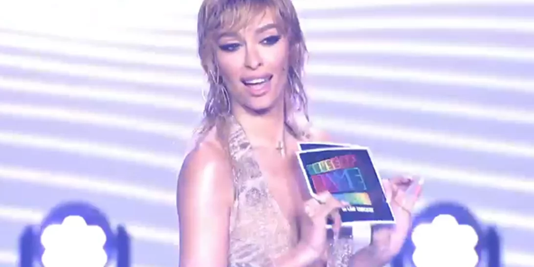 V for αVυσσαλέο ντεκολτέ | Η  à la Miley Cyrus εμφάνιση της Ελένης Φουρέιρα στο House of Fame