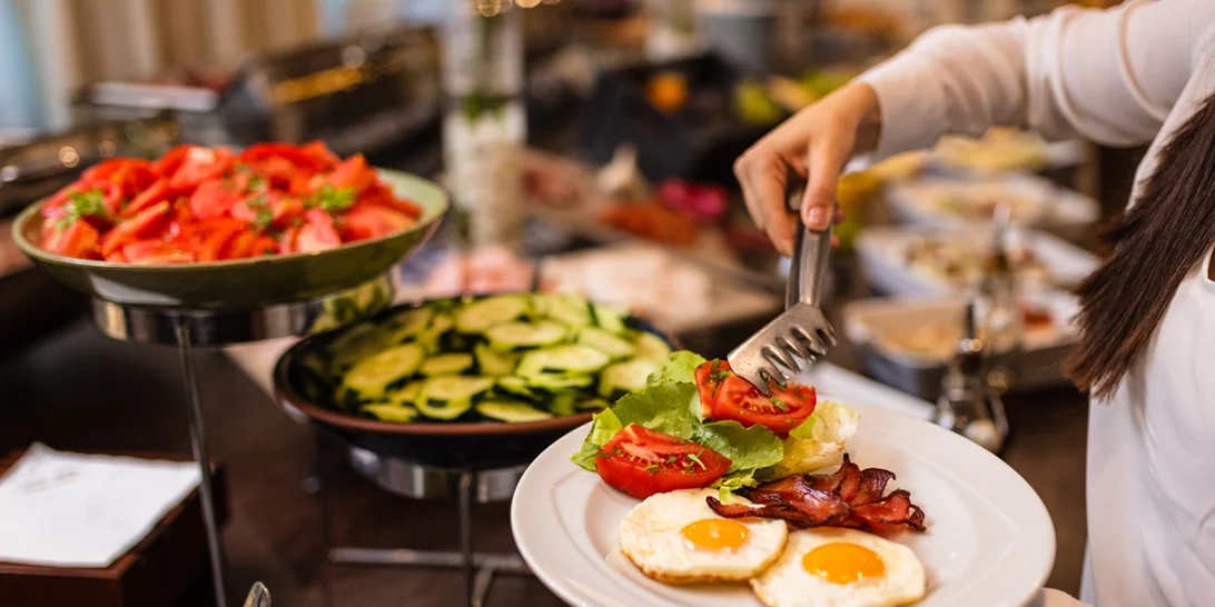 Τι πρωινό αξίζει να επιλέξεις από τον μπουφέ του ξενοδοχείου στις διακοπές;
