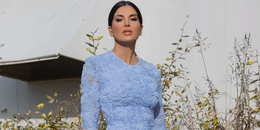 Η Σταματίνα Τσιμτσιλή είναι μία ενημερωμένη fashionista | Φόρεσε το must have πουλόβερ από τη Zara