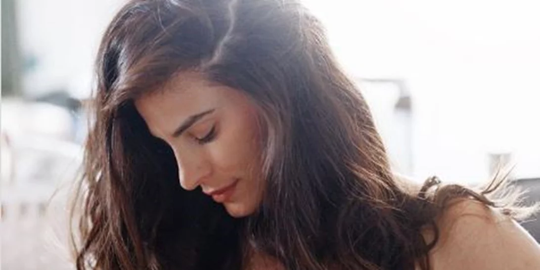 Η Χριστίνα Μπόμπα θηλάζει συγχρόνως τις κόρες της και στέλνει ένα ηχηρό μήνυμα σε όλες τις νέες μαμάδες