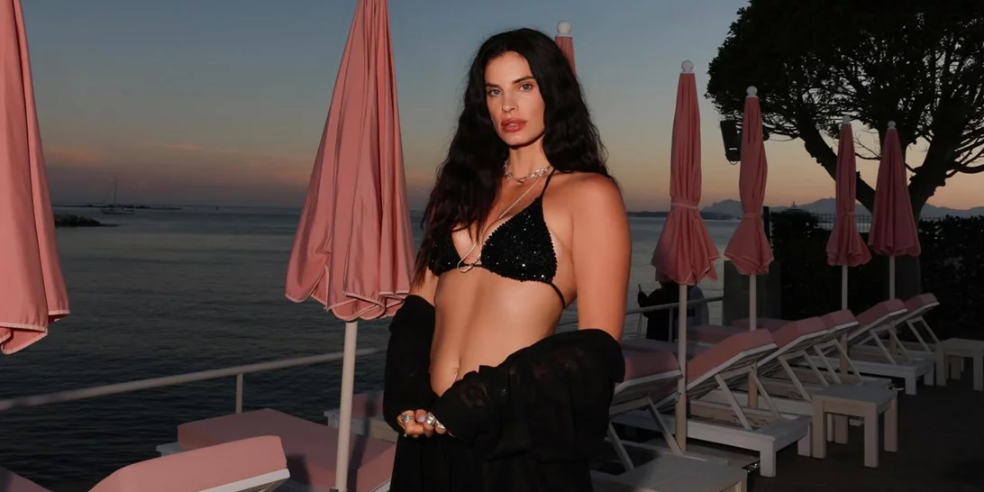 Η Χριστίνα Μπόμπα φόρεσε ένα μαύρο μπικίνι διακοσμημένο με κρύσταλλα | Είναι ιδανικό για τα beach parties του καλοκαιριού