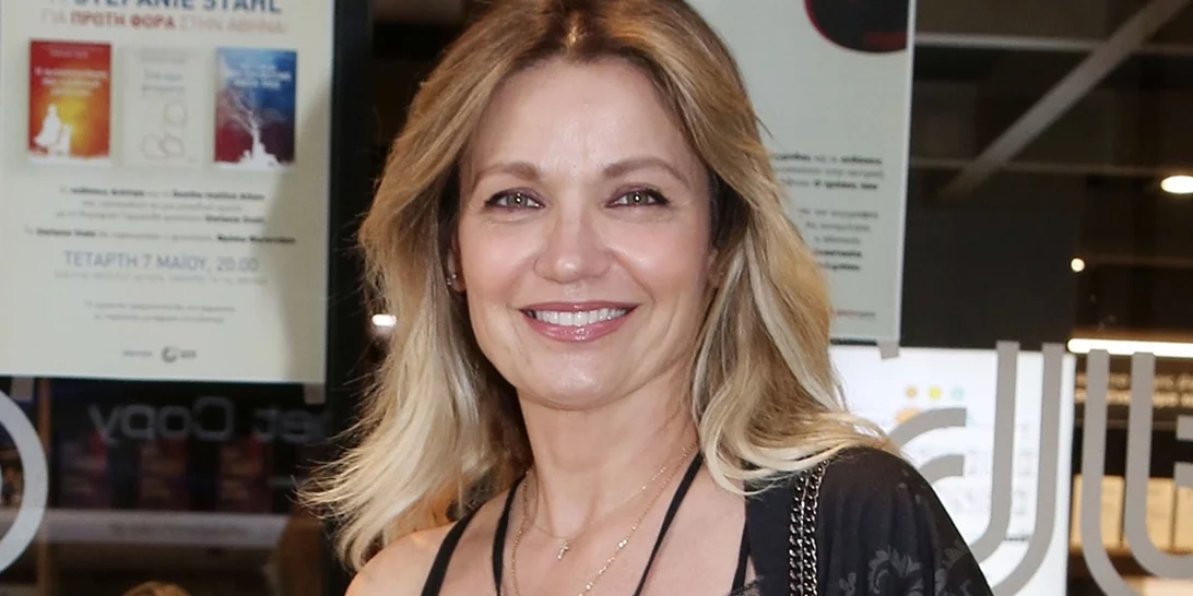 Εντυπωσιακή σε βραδινή έξοδο | Η Παναγιώτη Βλαντή με slip dress και πέδιλα σε neon χρώμα